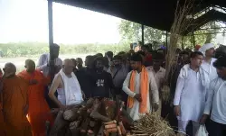 पंचतत्व में विलीन हुए प्रतीक यादव, ससुर ने दी मुखाग्नि, नम आंखों से अखिलेश ने दी अंतिम विदाई,शव वाहन पर पालतू डॉग्स की फोटो देख भावुक हुए लोग पंचतत्व में विलीन हुए प्रतीक यादव, ससुर ने दी मुखाग्नि, नम आंखों से अखिलेश ने दी अंतिम विदाई,शव वाहन पर पालतू डॉग्स की फोटो देख भावुक हुए लोग