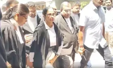 कलकत्ता हाईकोर्ट में वकील की पोशाक में दिखीं ममता बनर्जी; कोर्ट से बाहर निकलते ही समर्थकों और विरोधियों में भिड़ंत, लगे चोर-चोर के नारे कलकत्ता हाईकोर्ट में वकील की पोशाक में दिखीं ममता बनर्जी; कोर्ट से बाहर निकलते ही समर्थकों और विरोधियों में भिड़ंत, लगे चोर-चोर के नारे