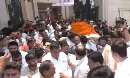 प्रतीक यादव के निधन से परिवार और यूपी की राजनीति में शोक का माहौल, अंतिम विदाई देने उमड़ा जनसैलाब प्रतीक यादव के निधन से परिवार और यूपी की राजनीति में शोक का माहौल, अंतिम विदाई देने उमड़ा जनसैलाब