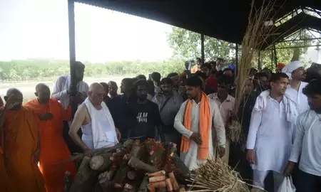 पंचतत्व में विलीन हुए प्रतीक यादव, ससुर ने दी मुखाग्नि, नम आंखों से अखिलेश ने दी अंतिम विदाई,शव वाहन पर पालतू डॉग्स की फोटो देख भावुक हुए लोग