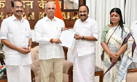 केरल के राज्यपाल राजेंद्र अर्लेकर ने वीडी सतीशन को सरकार बनाने के लिए आमंत्रित किया केरल के राज्यपाल राजेंद्र अर्लेकर ने वीडी सतीशन को सरकार बनाने के लिए आमंत्रित किया