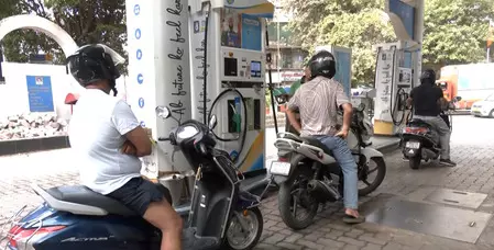 पेट्रोल-डीजल के दाम को लेकर लोगों ने रखी अपनी राय, कहा- ये तो होना ही था, अब कोई क्या करे पेट्रोल-डीजल के दाम को लेकर लोगों ने रखी अपनी राय, कहा- ये तो होना ही था, अब कोई क्या करे