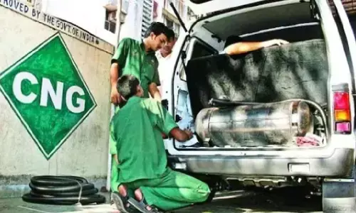 पेट्रोल-डीजल के बाद अब CNG भी हुई महंगी, विपक्ष ने सरकार को घेरा पेट्रोल-डीजल के बाद अब CNG भी हुई महंगी, विपक्ष ने सरकार को घेरा