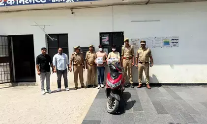 नोएडा: मोबाइल और लैपटॉप चोरी करने वाले दो बदमाश गिरफ्तार, 18 मोबाइल और स्कूटी बरामद नोएडा: मोबाइल और लैपटॉप चोरी करने वाले दो बदमाश गिरफ्तार, 18 मोबाइल और स्कूटी बरामद