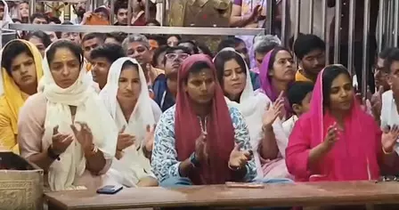 टी20 विश्व कप से पहले भारतीय महिला टीम ने लिया भगवान महाकाल का आशीर्वाद, भस्म आरती में शामिल हुईं खिलाड़ी टी20 विश्व कप से पहले भारतीय महिला टीम ने लिया भगवान महाकाल का आशीर्वाद, भस्म आरती में शामिल हुईं खिलाड़ी