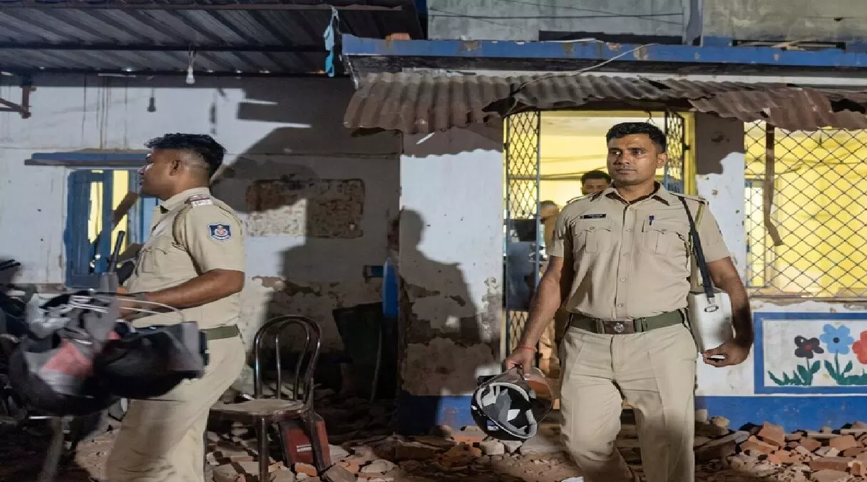 बंगाल के आसनसोल में नमाज रोकने की अफवाह, भीड़ ने पुलिस पर बरसाए पत्थर; फिर चली लाठी बंगाल के आसनसोल में नमाज रोकने की अफवाह, भीड़ ने पुलिस पर बरसाए पत्थर; फिर चली लाठी