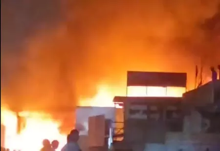 ग्रेटर नोएडा: शाहबेरी फर्नीचर मार्केट में भीषण आग, आठ दुकानें जलकर राख, 30 दमकल गाड़ियों ने घंटों बाद पाया काबू ग्रेटर नोएडा: शाहबेरी फर्नीचर मार्केट में भीषण आग, आठ दुकानें जलकर राख, 30 दमकल गाड़ियों ने घंटों बाद पाया काबू