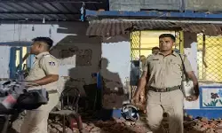 बंगाल के आसनसोल में नमाज रोकने की अफवाह, भीड़ ने पुलिस पर बरसाए पत्थर; फिर चली लाठी बंगाल के आसनसोल में नमाज रोकने की अफवाह, भीड़ ने पुलिस पर बरसाए पत्थर; फिर चली लाठी