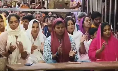 टी20 विश्व कप से पहले भारतीय महिला टीम ने लिया भगवान महाकाल का आशीर्वाद, भस्म आरती में शामिल हुईं खिलाड़ी टी20 विश्व कप से पहले भारतीय महिला टीम ने लिया भगवान महाकाल का आशीर्वाद, भस्म आरती में शामिल हुईं खिलाड़ी