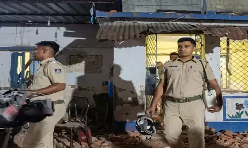 बंगाल के आसनसोल में नमाज रोकने की अफवाह, भीड़ ने पुलिस पर बरसाए पत्थर; फिर चली लाठी बंगाल के आसनसोल में नमाज रोकने की अफवाह, भीड़ ने पुलिस पर बरसाए पत्थर; फिर चली लाठी