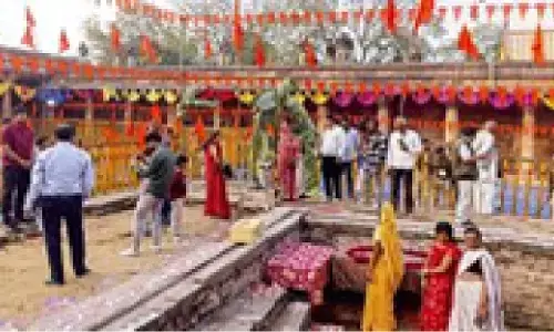 भोजशाला में गूंजे पूजा-पाठ और हनुमान चालीसा के स्वर, हाईकोर्ट के फैसले के बाद पहली बार हुई आराधना भोजशाला में गूंजे पूजा-पाठ और हनुमान चालीसा के स्वर, हाईकोर्ट के फैसले के बाद पहली बार हुई आराधना