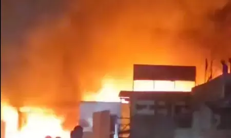 ग्रेटर नोएडा: शाहबेरी फर्नीचर मार्केट में भीषण आग, आठ दुकानें जलकर राख, 30 दमकल गाड़ियों ने घंटों बाद पाया काबू ग्रेटर नोएडा: शाहबेरी फर्नीचर मार्केट में भीषण आग, आठ दुकानें जलकर राख, 30 दमकल गाड़ियों ने घंटों बाद पाया काबू