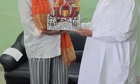सीएम सुवेंदु अधिकारी ने मिथुन चक्रवर्ती से उनके आवास पर की मुलाकात सीएम सुवेंदु अधिकारी ने मिथुन चक्रवर्ती से उनके आवास पर की मुलाकात