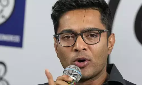 अभिषेक बनर्जी पर एफआईआर को टीएमसी ने बताया राजनीतिक बदला, भाजपा बोली- हेट स्पीच और भड़काऊ भाषा अभिषेक बनर्जी पर एफआईआर को टीएमसी ने बताया राजनीतिक बदला, भाजपा बोली- हेट स्पीच और भड़काऊ भाषा