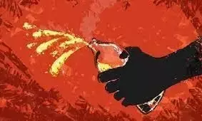 बरेली में खौफनाक वारदात: प्रेमिका ने बात बंद की तो सिरफिरे प्रेमी ने पूरे परिवार पर फेंका तेजाब बरेली में खौफनाक वारदात: प्रेमिका ने बात बंद की तो सिरफिरे प्रेमी ने पूरे परिवार पर फेंका तेजाब
