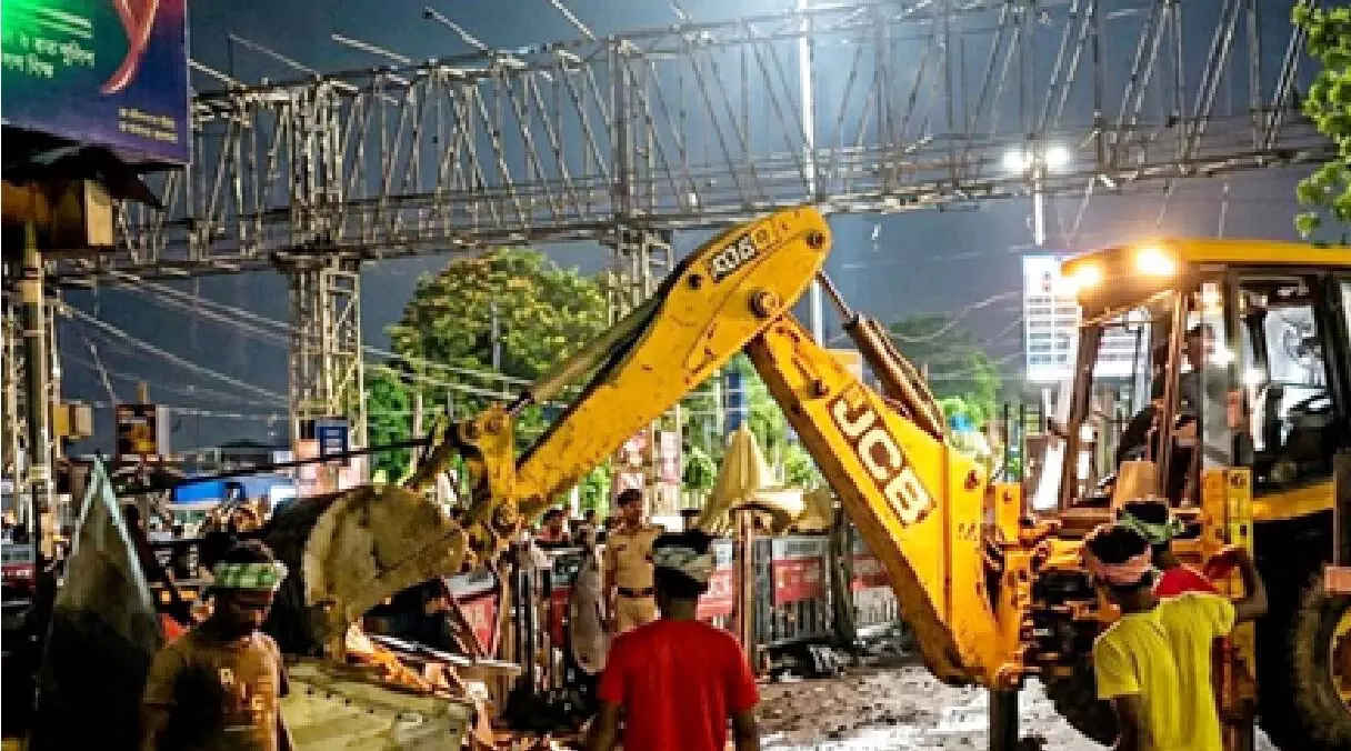 हावड़ा स्टेशन के बाहर चला बुलडोजर, अतिक्रमण हटाने के लिए टूटीं दुकानें; कार्रवाई से भड़के दुकानदार हावड़ा स्टेशन के बाहर चला बुलडोजर, अतिक्रमण हटाने के लिए टूटीं दुकानें; कार्रवाई से भड़के दुकानदार