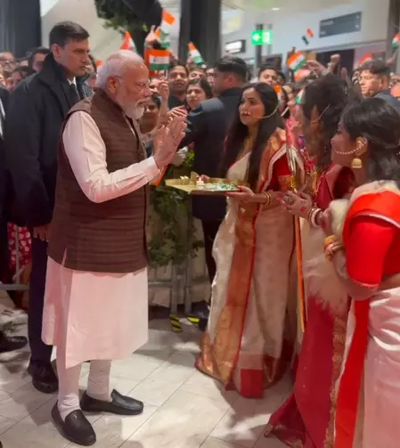 ‘भालो आछे’ कहकर पीएम मोदी ने जीता दिल, स्वीडन में भारतीय समुदाय ने किया भव्य स्वागत ‘भालो आछे’ कहकर पीएम मोदी ने जीता दिल, स्वीडन में भारतीय समुदाय ने किया भव्य स्वागत
