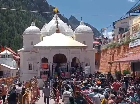 गंगोत्री और यमुनोत्री धाम में बड़ी संख्या में पहुंच रहे श्रद्धालु, यात्रा को लेकर भारी उत्साह गंगोत्री और यमुनोत्री धाम में बड़ी संख्या में पहुंच रहे श्रद्धालु, यात्रा को लेकर भारी उत्साह