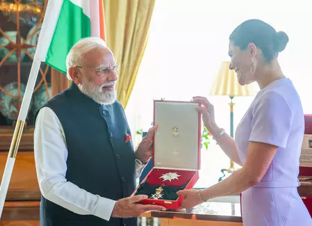 स्वीडन ने पीएम मोदी को ‘रॉयल ऑर्डर ऑफ द पोलर स्टार’ सम्मान से किया सम्मानित स्वीडन ने पीएम मोदी को ‘रॉयल ऑर्डर ऑफ द पोलर स्टार’ सम्मान से किया सम्मानित