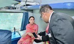 पीएम मोदी की ईंधन बचाने की अपील के बाद राजस्थान की डिप्टी सीएम दीया कुमारी ने ट्रेन से किया सफर पीएम मोदी की ईंधन बचाने की अपील के बाद राजस्थान की डिप्टी सीएम दीया कुमारी ने ट्रेन से किया सफर