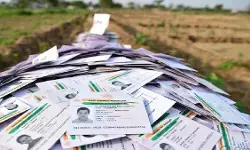 बंगाल में फिर बवाल; खेत में मिले वोटर कार्ड; TMC दफ्तर से 100 से अधिक आधार कार्ड बरामद