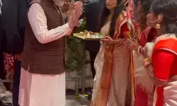 ‘भालो आछे’ कहकर पीएम मोदी ने जीता दिल, स्वीडन में भारतीय समुदाय ने किया भव्य स्वागत ‘भालो आछे’ कहकर पीएम मोदी ने जीता दिल, स्वीडन में भारतीय समुदाय ने किया भव्य स्वागत