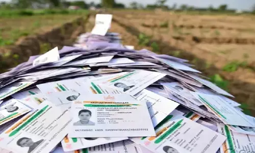 बंगाल में फिर बवाल; खेत में मिले वोटर कार्ड; TMC दफ्तर से 100 से अधिक आधार कार्ड बरामद