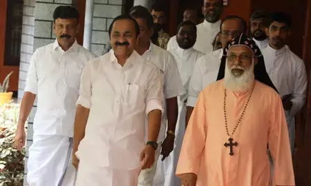 केरल के भावी मुख्यमंत्री वीडी सतीशन ने कार्डिनल क्लेमिस बावा का आशीर्वाद लिया केरल के भावी मुख्यमंत्री वीडी सतीशन ने कार्डिनल क्लेमिस बावा का आशीर्वाद लिया