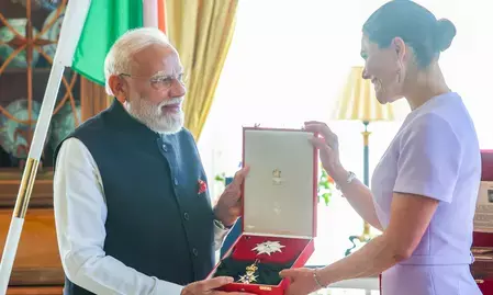 स्वीडन ने पीएम मोदी को ‘रॉयल ऑर्डर ऑफ द पोलर स्टार’ सम्मान से किया सम्मानित स्वीडन ने पीएम मोदी को ‘रॉयल ऑर्डर ऑफ द पोलर स्टार’ सम्मान से किया सम्मानित