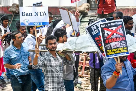 नीट पेपर लीक को लेकर एनएसयूआई का विरोध प्रदर्शन, धर्मेंद्र प्रधान के इस्तीफे की मांग नीट पेपर लीक को लेकर एनएसयूआई का विरोध प्रदर्शन, धर्मेंद्र प्रधान के इस्तीफे की मांग