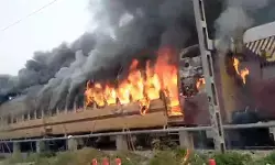 बिहार के सासाराम स्टेशन पर पैसेंजर ट्रेन में भीषण आग, एक बोगी जलकर राख बिहार के सासाराम स्टेशन पर पैसेंजर ट्रेन में भीषण आग, एक बोगी जलकर राख