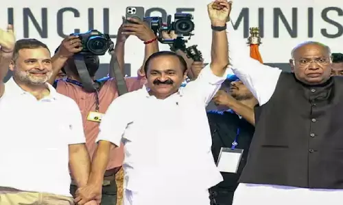 वीडी सतीशन बने केरल के मुख्यमंत्री, राहुल-प्रियंका की मौजूदगी में ली शपथ वीडी सतीशन बने केरल के मुख्यमंत्री, राहुल-प्रियंका की मौजूदगी में ली शपथ