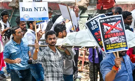 नीट पेपर लीक को लेकर एनएसयूआई का विरोध प्रदर्शन, धर्मेंद्र प्रधान के इस्तीफे की मांग