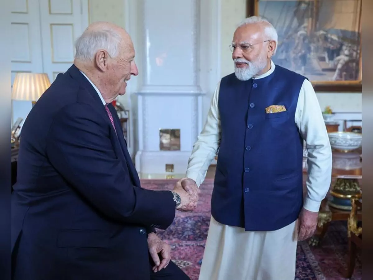 पीएम मोदी ने नॉर्वे के किंग हेराल्ड V से की मुलाकात, दोनों देशों के बीच पुरानी दोस्ती को लेकर हुई बात पीएम मोदी ने नॉर्वे के किंग हेराल्ड V से की मुलाकात, दोनों देशों के बीच पुरानी दोस्ती को लेकर हुई बात