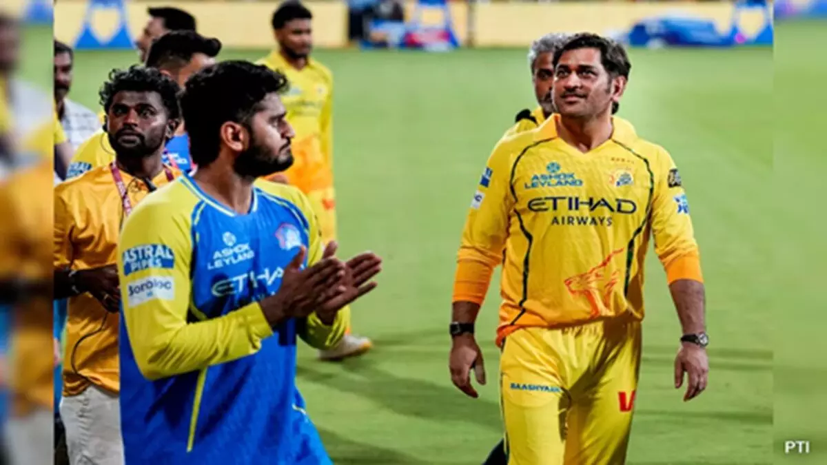 चेपॉक में भावुक हुए फैंस, धोनी और रैना ने ‘लैप ऑफ ऑनर’ से जीता दिल चेपॉक में भावुक हुए फैंस, धोनी और रैना ने ‘लैप ऑफ ऑनर’ से जीता दिल