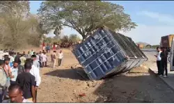 टेंपो चालक की लापरवाही से मुंबई-अहमदाबाद हाईवे पर भीषण हादसा; 13 लोगों की मौत, 20 घायल टेंपो चालक की लापरवाही से मुंबई-अहमदाबाद हाईवे पर भीषण हादसा; 13 लोगों की मौत, 20 घायल