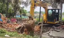 कोलकाता हाईकोर्ट के आदेश पर नंदीग्राम में बुलडोजर कार्रवाई, कई अवैध निर्माण जमींदोज कोलकाता हाईकोर्ट के आदेश पर नंदीग्राम में बुलडोजर कार्रवाई, कई अवैध निर्माण जमींदोज