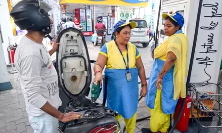 पेट्रोल और डीजल के रेट में हुई बढ़ोतरी, 86 पैसे पेट्रोल और 83 पैसे डीजल के दाम और बढ़े पेट्रोल और डीजल के रेट में हुई बढ़ोतरी, 86 पैसे पेट्रोल और 83 पैसे डीजल के दाम और बढ़े