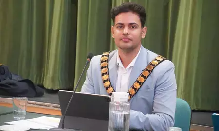 तुषार कुमार ने रचा इतिहास; 23 साल की उम्र में बने यूके के सबसे युवा भारतीय मूल के मेयर