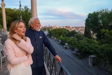 बातचीत का इंतजार है, द्विपक्षीय चर्चाओं से पहले रोम में प्रधानमंत्री मोदी ने की मेलोनी से मुलाकात बातचीत का इंतजार है, द्विपक्षीय चर्चाओं से पहले रोम में प्रधानमंत्री मोदी ने की मेलोनी से मुलाकात
