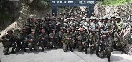 एलओसी के समीप सुंदरबनी सेक्टर पहुंचे उत्तरी कमान के आर्मी कमांडर एलओसी के समीप सुंदरबनी सेक्टर पहुंचे उत्तरी कमान के आर्मी कमांडर