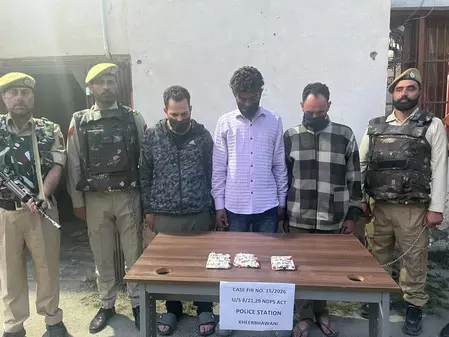 जम्मू-कश्मीर: गांदरबल पुलिस की बड़ी कार्रवाई, तीन तस्कर गिरफ्तार जम्मू-कश्मीर: गांदरबल पुलिस की बड़ी कार्रवाई, तीन तस्कर गिरफ्तार