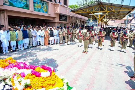 उत्तराखंड के पूर्व सीएम खंडूरी का पूरे सैन्य सम्मान के साथ अंतिम संस्कार, लोगों ने दी भावभीनी श्रद्धांजलि उत्तराखंड के पूर्व सीएम खंडूरी का पूरे सैन्य सम्मान के साथ अंतिम संस्कार, लोगों ने दी भावभीनी श्रद्धांजलि
