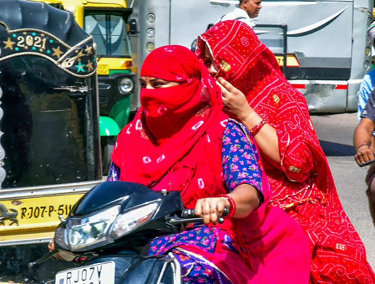 ओडिशा समेत इन राज्यों में भीषण गर्मी का कहर, 45 डिग्री के करीब पहुंचा पारा ओडिशा समेत इन राज्यों में भीषण गर्मी का कहर, 45 डिग्री के करीब पहुंचा पारा