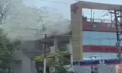 देहरादून के अस्पताल में भीषण आग, महिला मरीज की मौत; मरीजों को स्ट्रेचर से निकाला देहरादून के अस्पताल में भीषण आग, महिला मरीज की मौत; मरीजों को स्ट्रेचर से निकाला