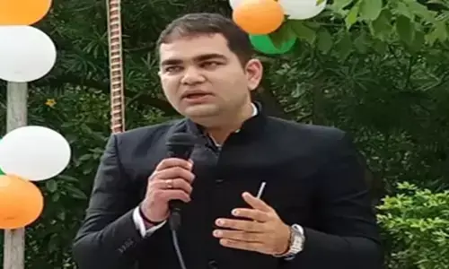 UP News: कौशांबी के जिलाधिकारी पर लगाया गया 25 हजार का जुर्माना, वेतन भी रोका, जानें क्या है कारण UP News: कौशांबी के जिलाधिकारी पर लगाया गया 25 हजार का जुर्माना, वेतन भी रोका, जानें क्या है कारण