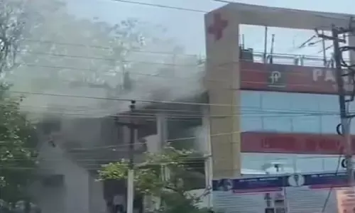 देहरादून के अस्पताल में भीषण आग, महिला मरीज की मौत; मरीजों को स्ट्रेचर से निकाला