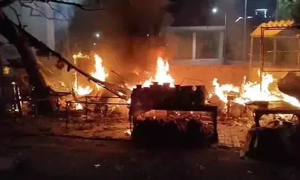 गाजियाबाद : वाहन वर्कशॉप में लगी भीषण आग, कई गाड़ियां जलकर हुई राख