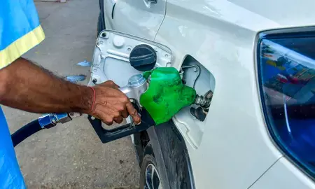 महाराष्ट्र में पेट्रोल-डीजल और एलपीजी की आपूर्ति सामान्य, घबराकर खरीदारी न करने की अपील महाराष्ट्र में पेट्रोल-डीजल और एलपीजी की आपूर्ति सामान्य, घबराकर खरीदारी न करने की अपील