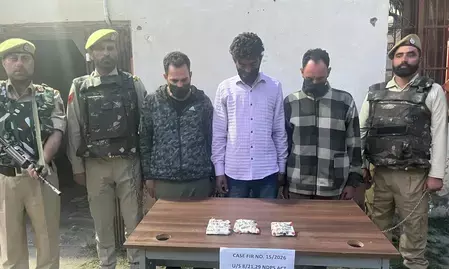जम्मू-कश्मीर: गांदरबल पुलिस की बड़ी कार्रवाई, तीन तस्कर गिरफ्तार जम्मू-कश्मीर: गांदरबल पुलिस की बड़ी कार्रवाई, तीन तस्कर गिरफ्तार